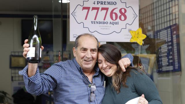 La lotera María del Carmen Rodríguez y su padre, Rafael Rodríguez, celebran los premios repartidos en Paiporta. Efe / Ana Escobar