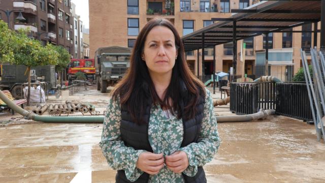 La alcaldesa de Catarroja, Lorena Silvent, acusa a los Reyes de querer aparentar una normalidad que no es real con su visita al municipio. EE