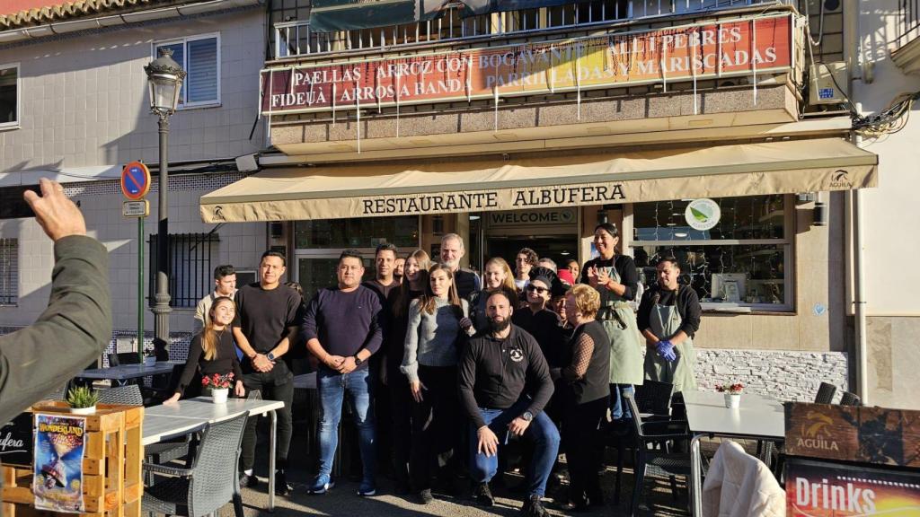 Los reyes Felipe y Letizia, junto a sus hijas, la princesa Leonor y la infanta Sofía, posan en la entrada del restaurante Albufera, en El Palmar, (Valencia).