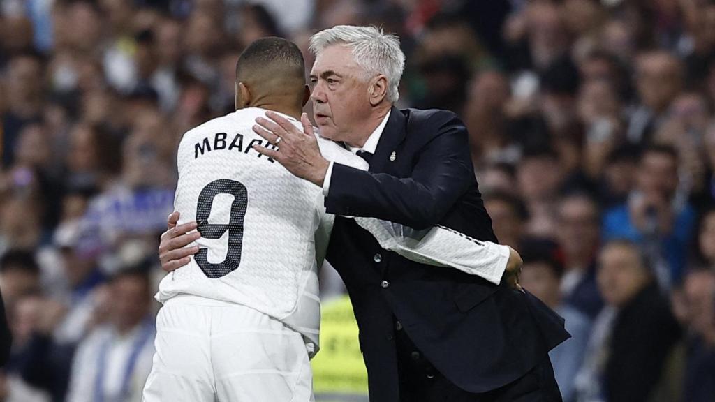 Kylian Mbappé se abraza con Ancelotti tras marcar gol al Sevilla