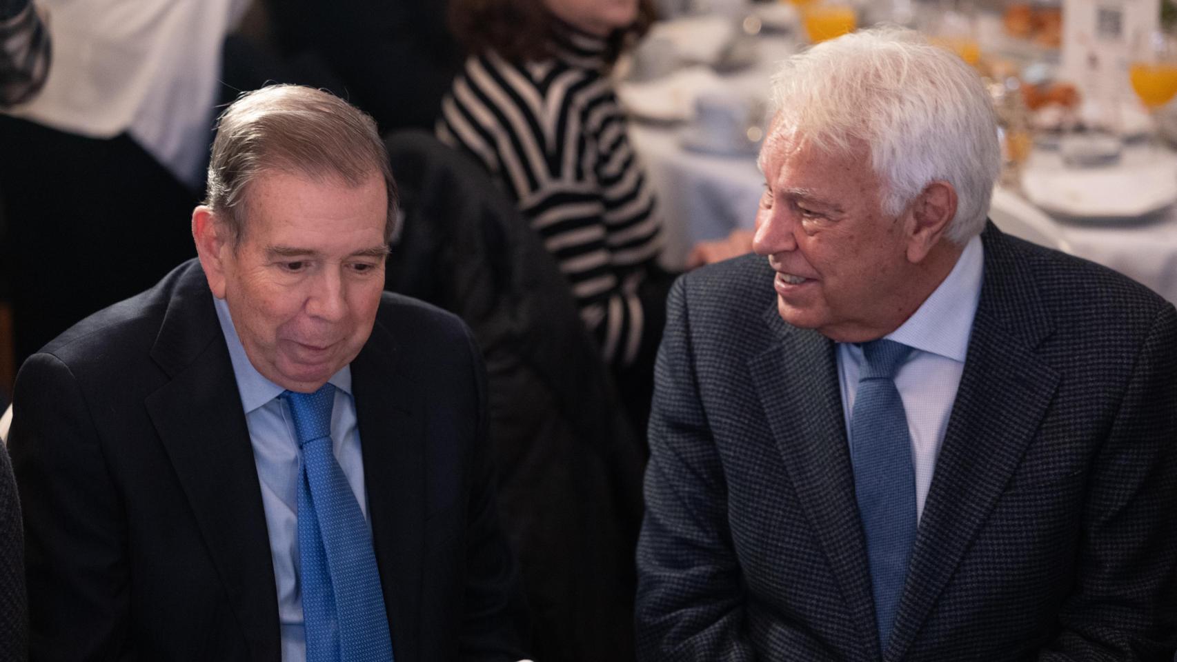 El candidato electo de Venezuela, Edmundo González, y el ex presidente del Gobierno, Felipe González,  durante un desayuno informativo de Fórum Europa este lunes en Madrid.