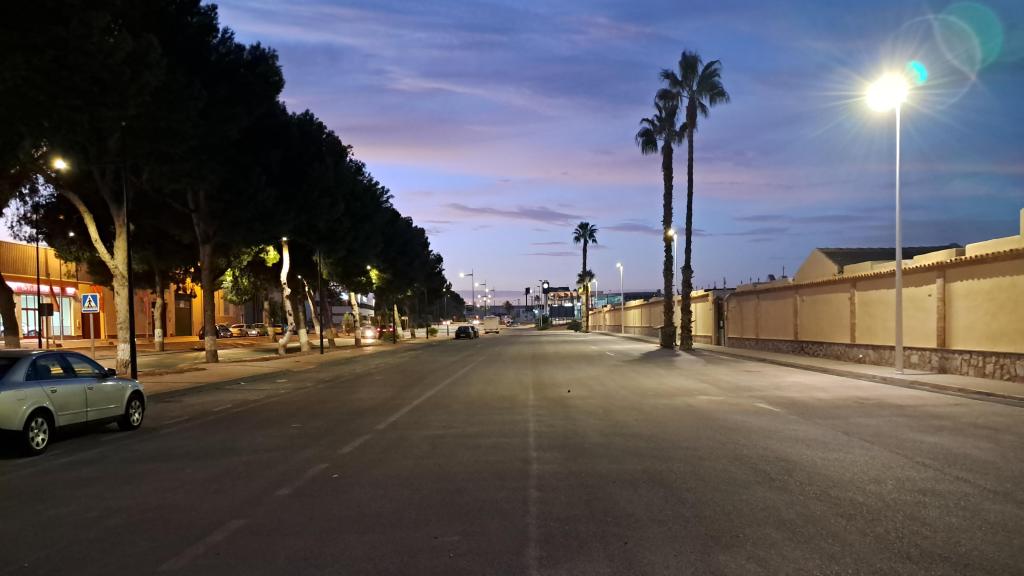 Una de las nuevas luminarias, tipo LED, prestando servicio en una de las calles del Lote 1 de San Javier.