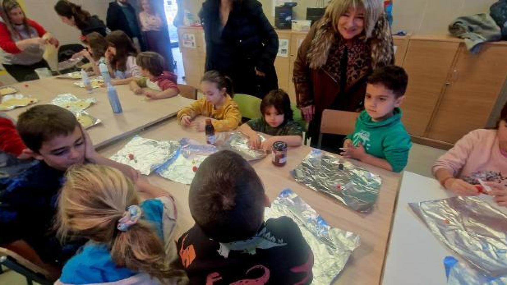 La consejera de Educación, Tomasa Hernández, visita el CPI Val de la Atalaya, de María de Huerva