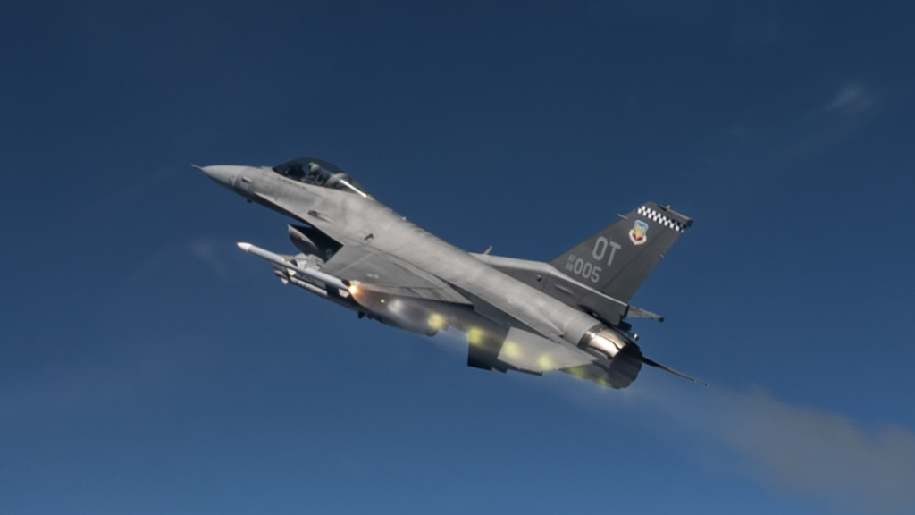 Caza F-16 lanzando un misil AIM-120