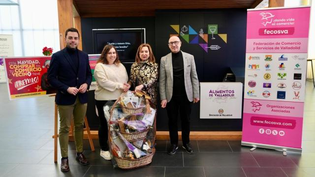 Entrega de la cesta de Navidad de la Diputación de Valladolid a la ganadora, Elena Manrique