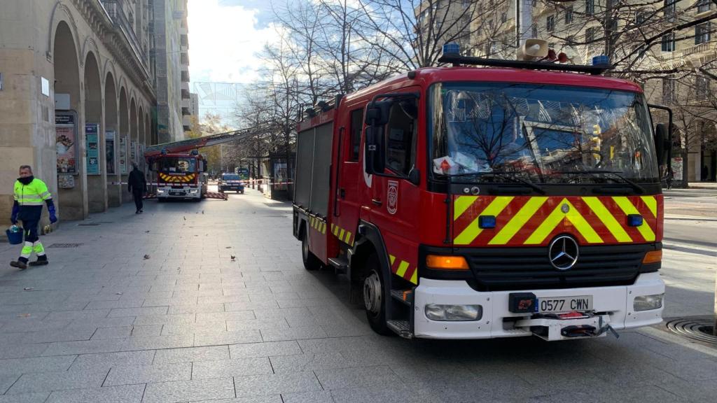 Intervención en los Bomberos de Zaragoza en el paseo de la Independencia por las fuertes rachas de aire.