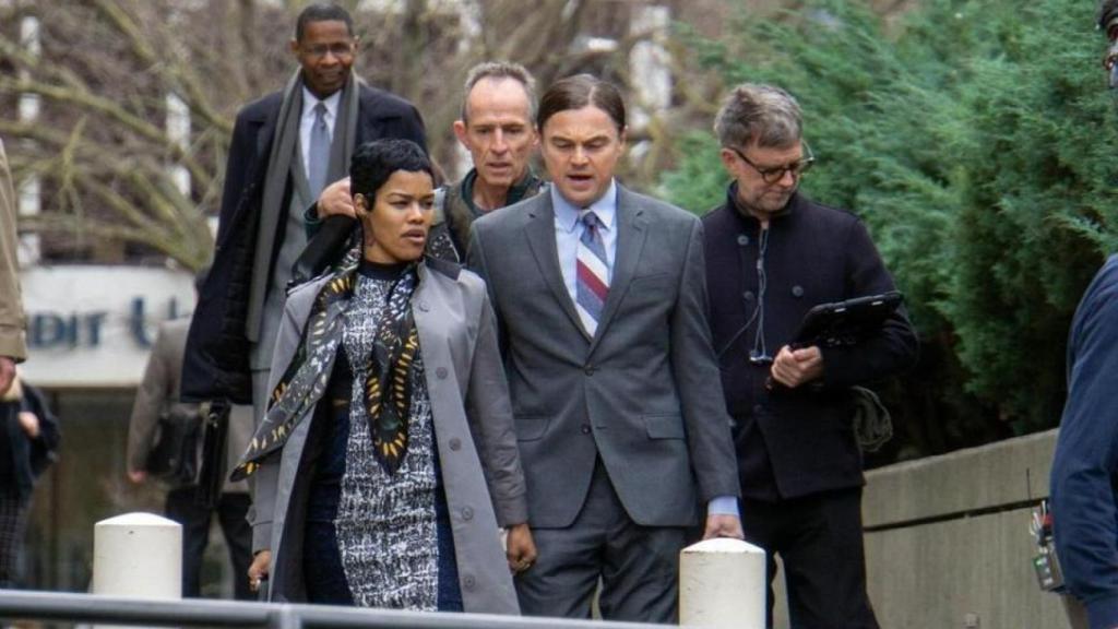 Regina Hall y Leonardo di Caprio en 'The Battle of Baktan Cross', película dirigida por Paul Thomas Anderson