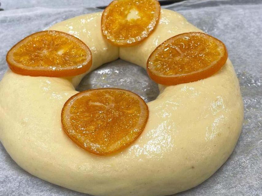 Un roscón en proceso de elaboración