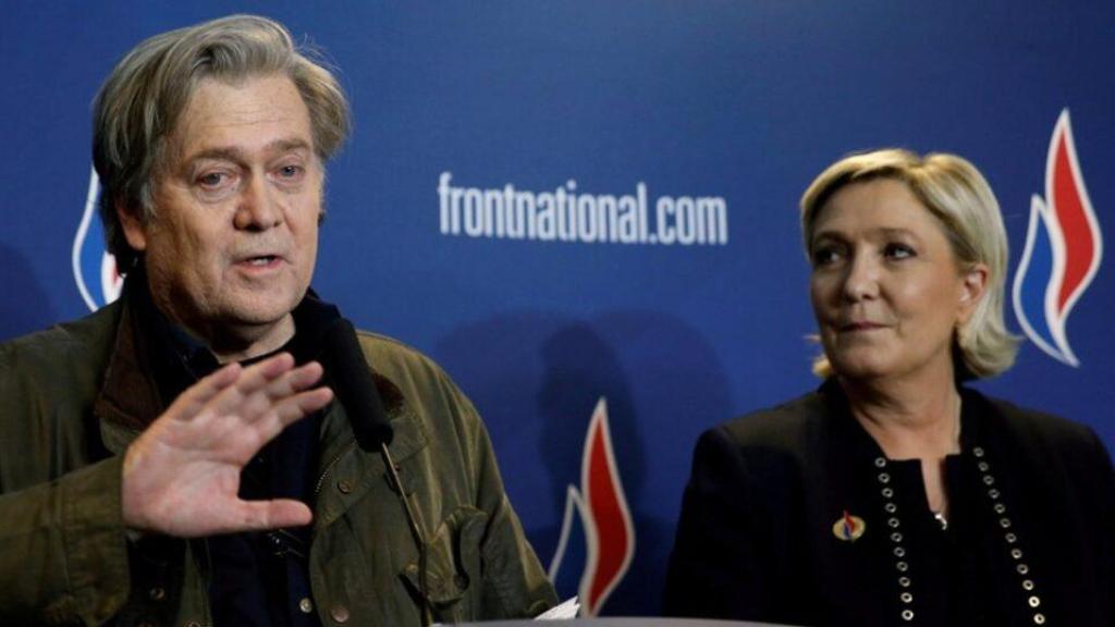 Marine Le Pen, líder del Frente Nacional (FN), y el ex estratega jefe de la Casa Blanca Steve Bannon, en una imagen de 2018.