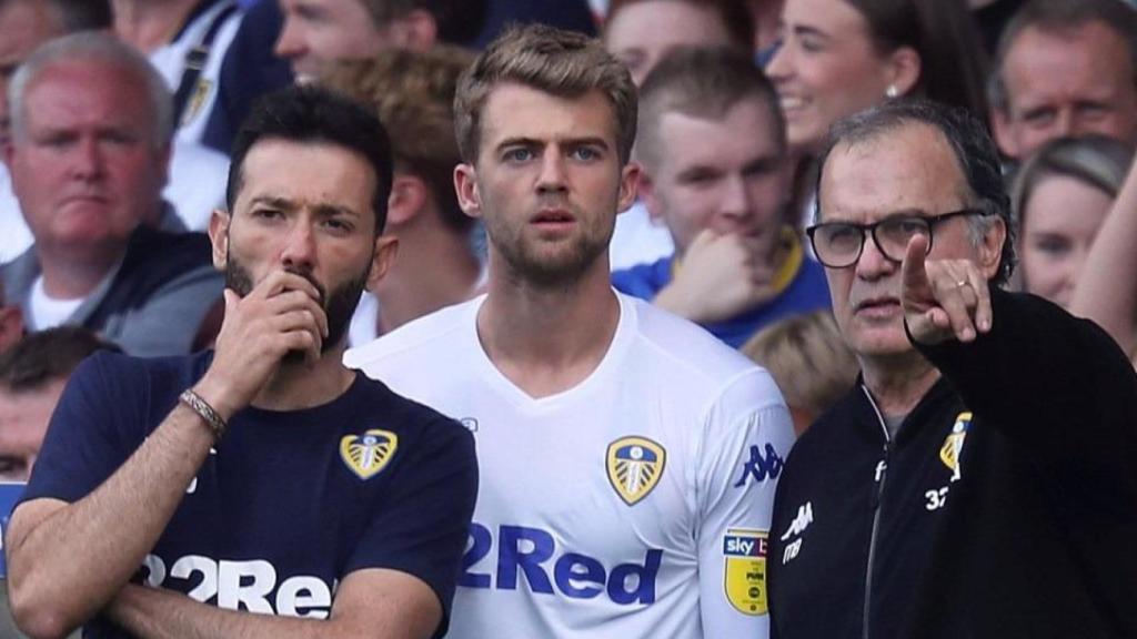 Carlos Corberán, junto a Marcelo Bielsa, en su época en el Leeds