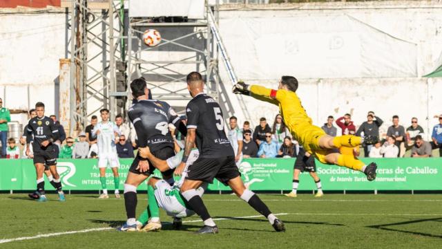 Carlos Abad despeja un ataque del Sanluqueño.