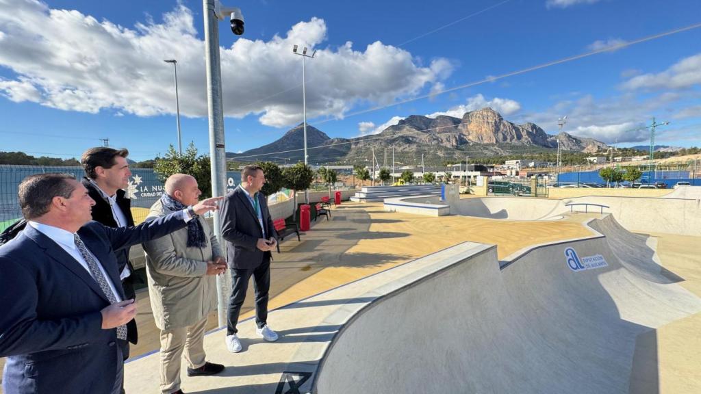 Visita a las obras de instalación de las cámaras en el parque de skate de La Nucia.