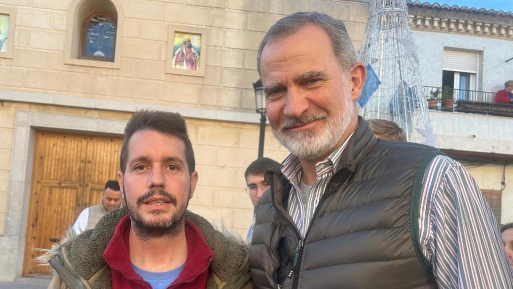 Ignacio Aleixandre, hijo de Vicente Aleixandre y diputado popular en las Cortes Valencianas, junto al Rey Felipe VI este domingo.