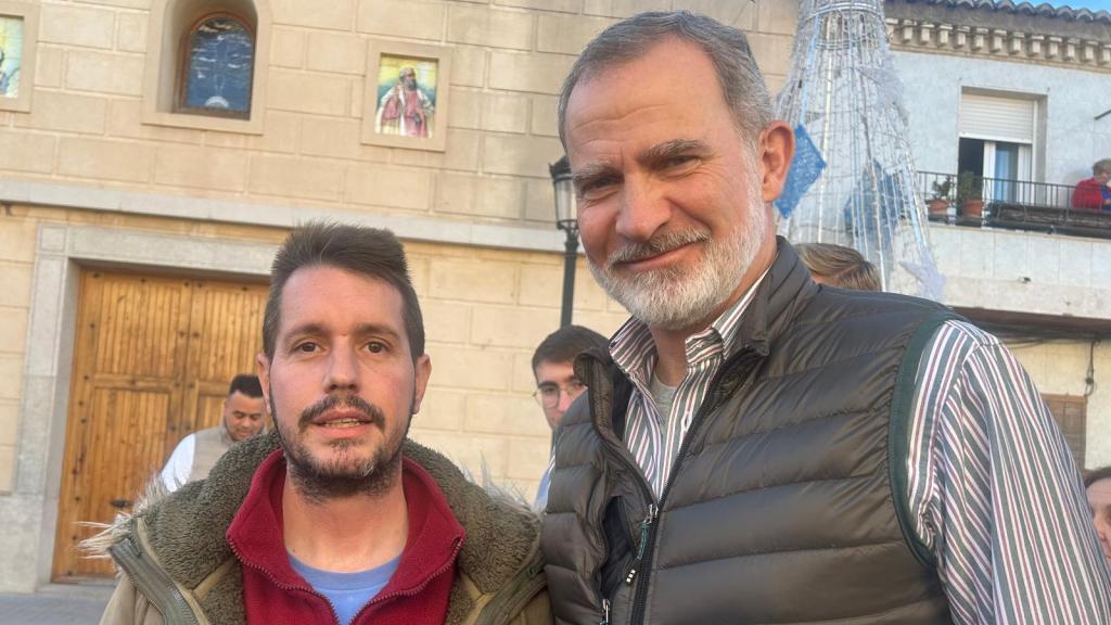 Ignacio Aleixandre, hijo de Vicente Aleixandre y diputado popular en las Cortes Valencianas, junto al Rey Felipe VI este domingo.