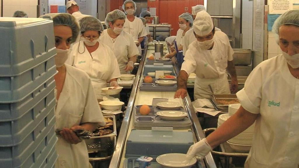 La línea de emplatado de las cocinas del Hospital Clínico de Zaragoza.