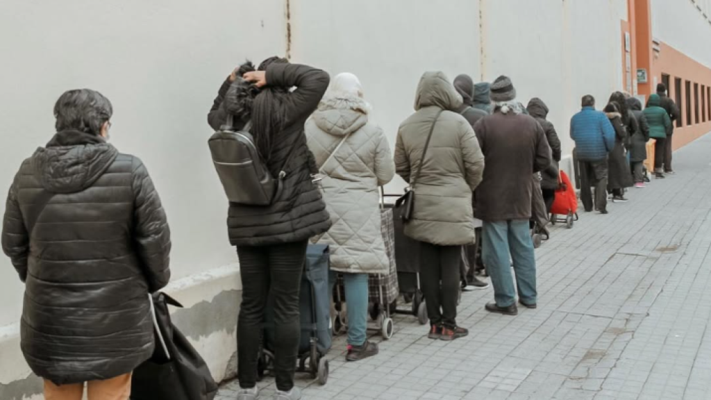 Gente haciendo fila para entrar a la Hermandad del Refugio de Zaragoza