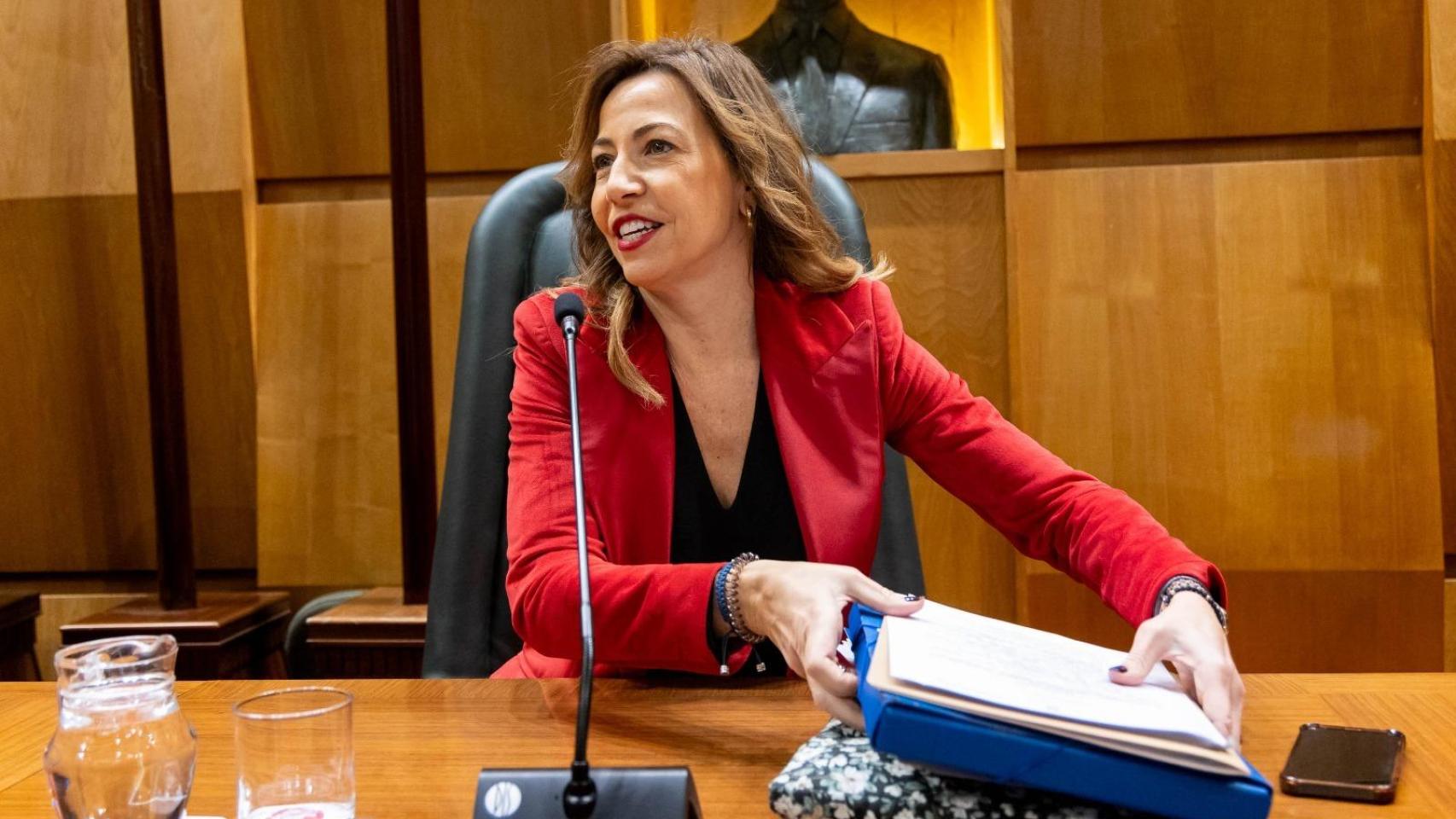 La alcaldesa de Zaragoza, Natalia Chueca, en el pleno celebrado este lunes en el Ayuntamiento.