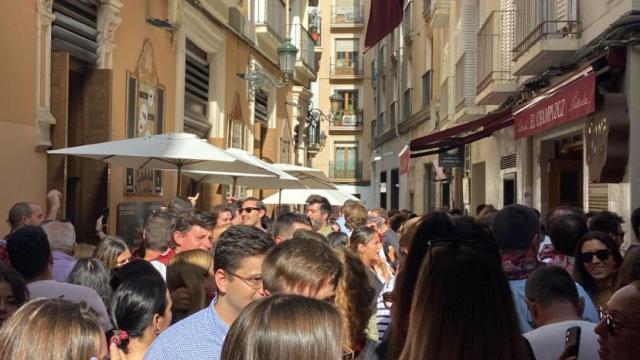 El Tubo de Zaragoza lleno de ciudadanos tomando el vermú.