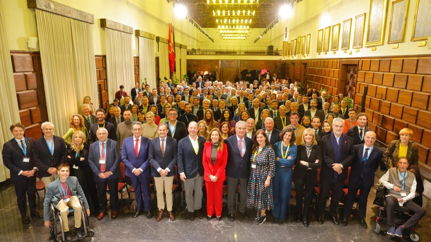 Los embajadores y la corporación municipal, este lunes en el Ayuntamiento.