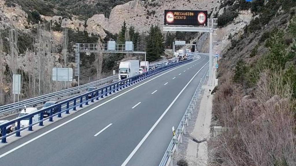 Retención de vehículos en el puente del Monrepos tras el vuelco de un camión