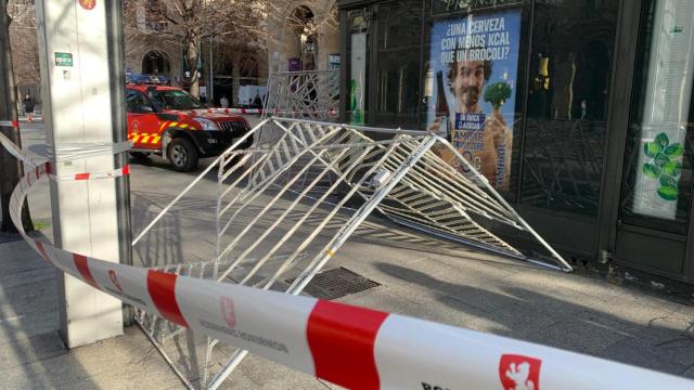 Parte de las luces que han sido desistaladas ante las fuertes rachas de viento en Zaragoza