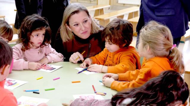 La vicepresidenta y consejera de Familia e Igualdad de Oportunidades, Isabel Blanco, durante su visita a un grupo de niños participantes de Conciliamos Navidad en Soria