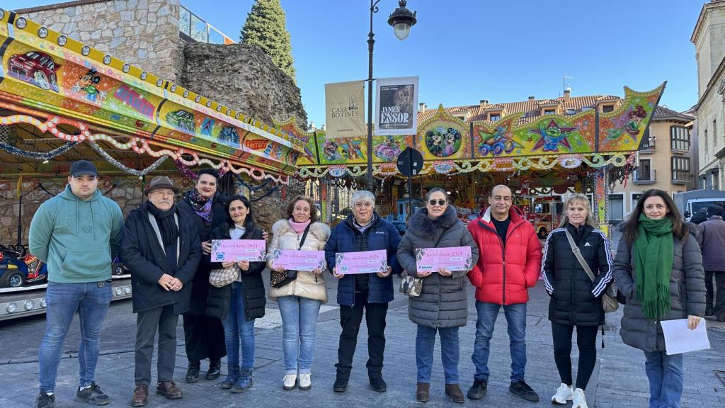 Entrega de la recaudación de las atracciones infantiles de León en favor de varias entidades sociales.