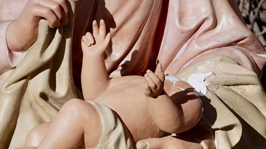 Imagen de la figura del niño Jesús decapitada en el belén de San Marcelo de León