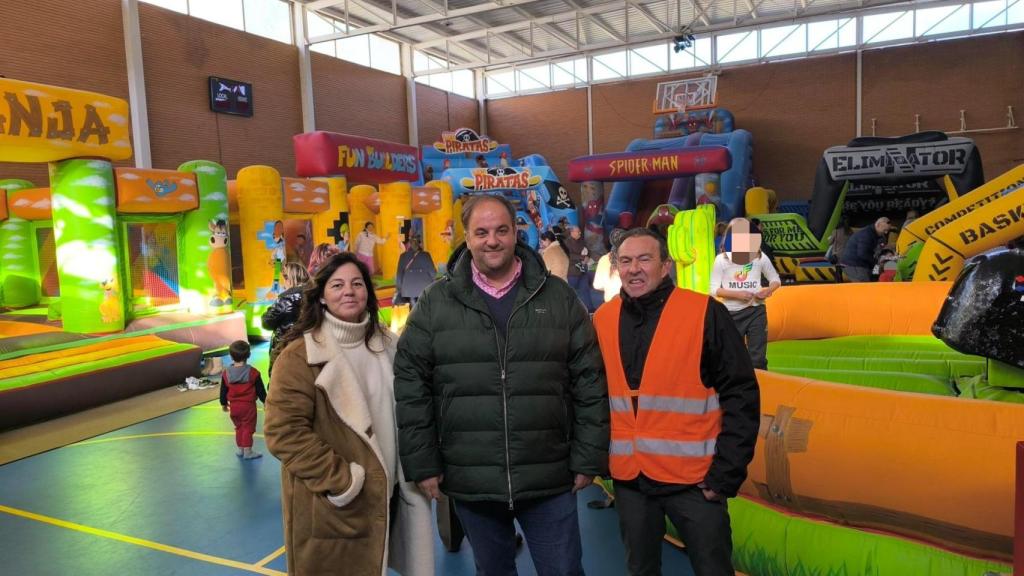 El alcalde de Guijuelo, Roberto Martín, participa en la apertura de 'Guijuelodiver'.