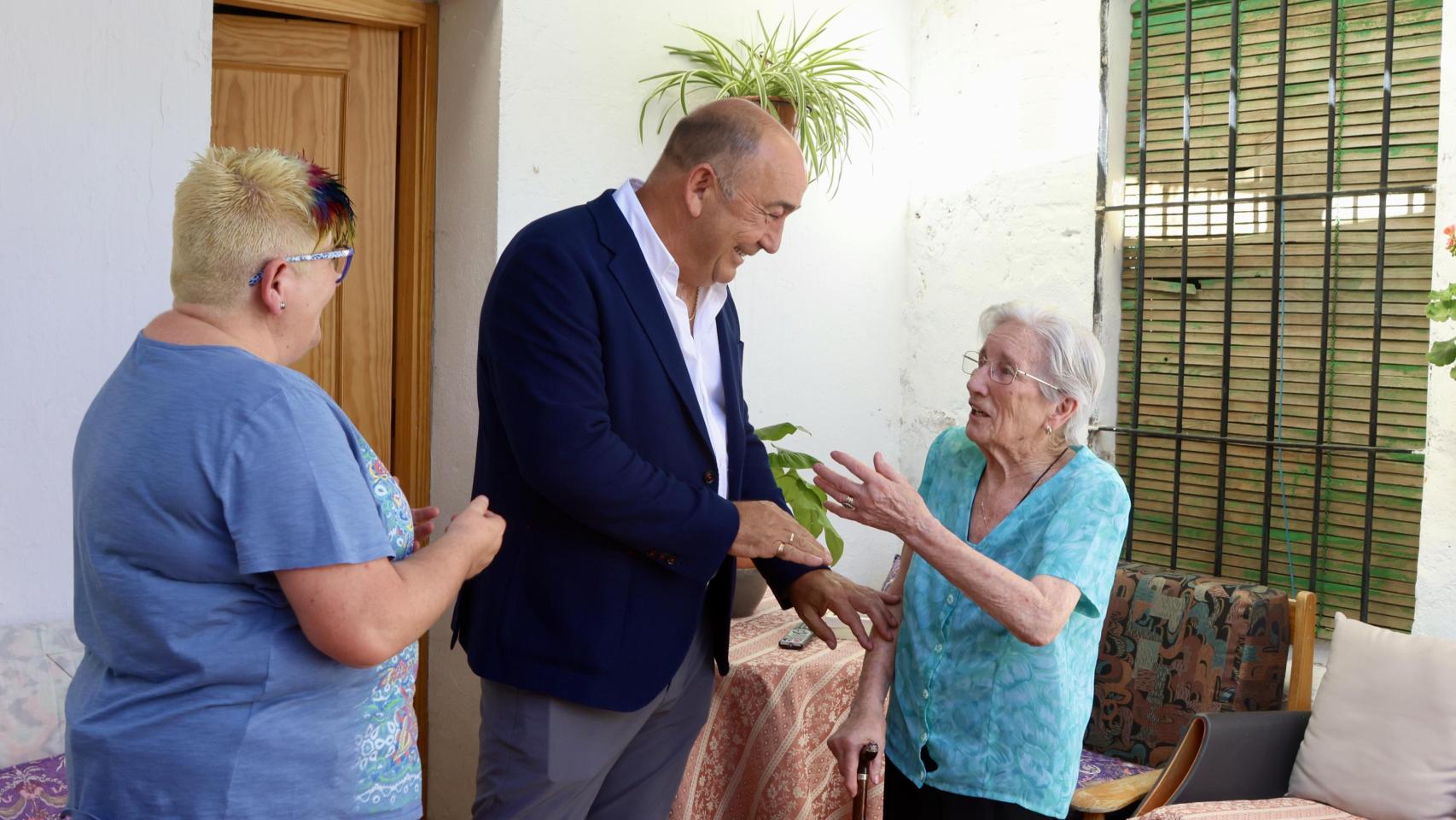 El presidente de la Diputación, Miguel Ángel de Vicente, hablando con una anciana