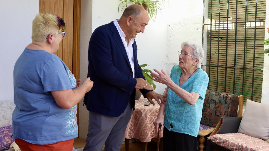 El presidente de la Diputación, Miguel Ángel de Vicente,  hablando con una anciana