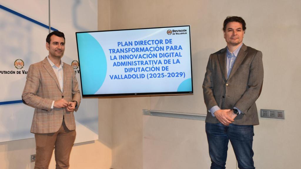 El vicepresidente segundo de la Diputación de Valladolid y diputado responsable del Área de Innovación Digital, Gobierno Abierto y Contratación, David Esteban; y el jefe de Servicios de Nuevas Tecnologías