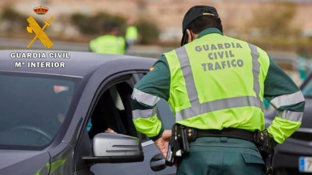 Un agente de la Guardia Civil hablando con un conductor