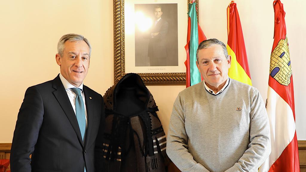 El presidente de Eurocaja Rural, Javier López; y el presidente de la Diputación de Zamora, Javier Faúndez.