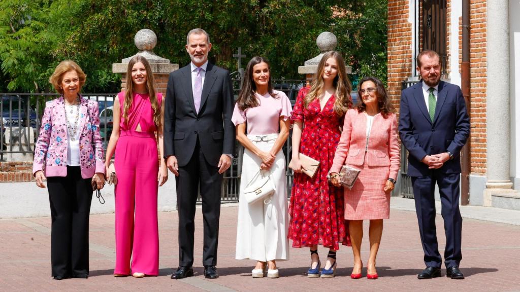 Jesús Ortiz junto a la Familia Real y Paloma Rocasolano en la confirmación de la infanta Sofía.