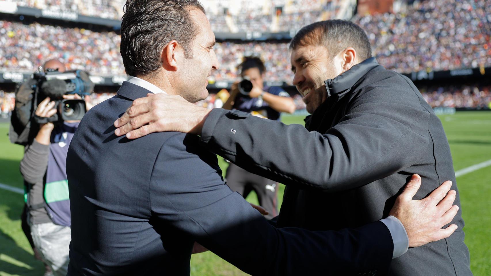 Rubén Baraja saluda a Eduardo Coudet en su último partido como entrenador del Valencia.