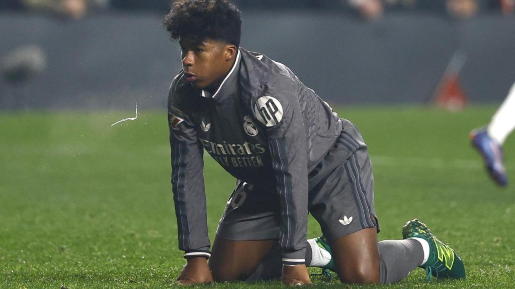 Endrick, en el suelo en el partido del Real Madrid ante el Rayo Vallecano.