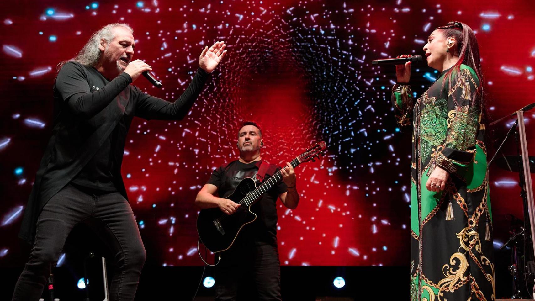 Un momento del concierto del dúo musical Camela en su gira por el 30 aniversario de la banda, este viernes en el Navarra Arena. Foto: EFE/ Iñaki Porto