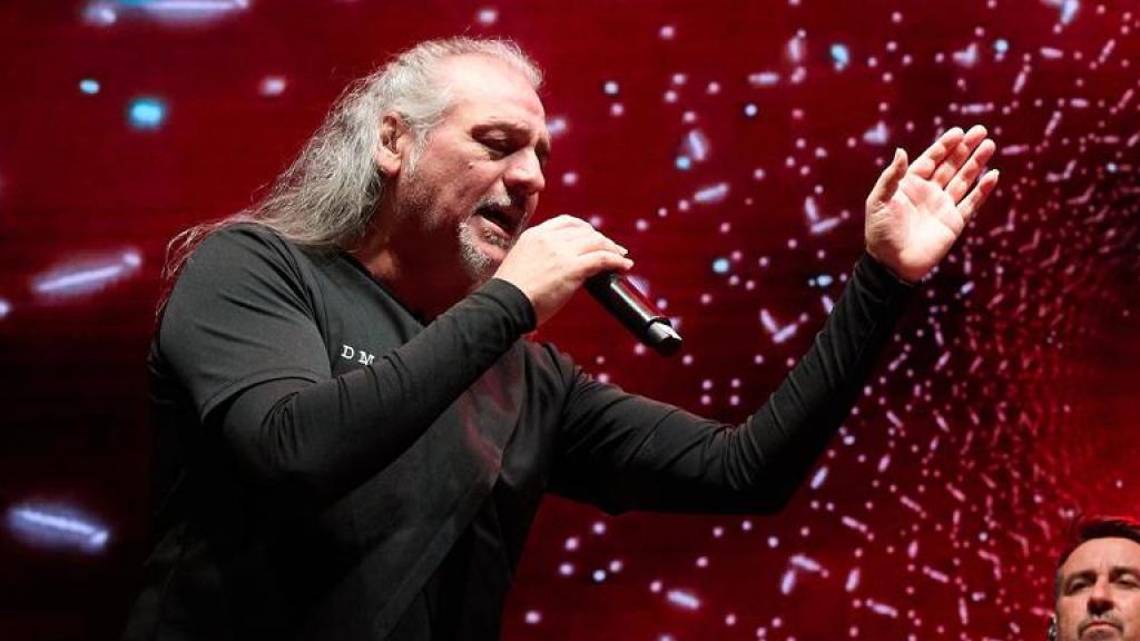 Un momento del concierto del dúo musical Camela en su gira por el 30 aniversario de la banda, este viernes en el Navarra Arena. Foto: EFE/ Iñaki Porto