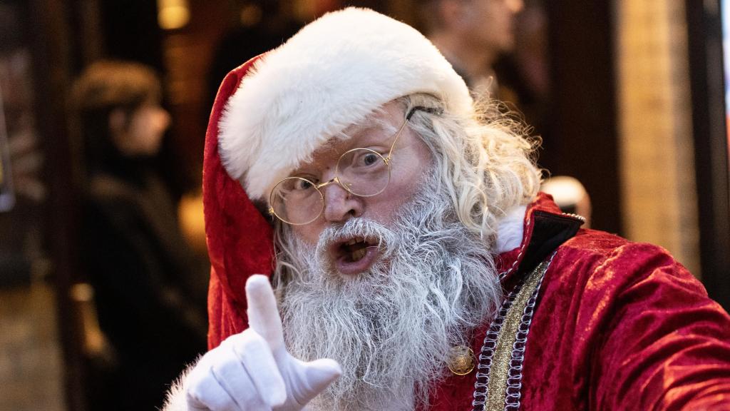 Un hombre disfrazado de Papá Noel posa en Dublín, el 24 de diciembre de 2023. Foto: Evan Treacy/PA Wire/dpa