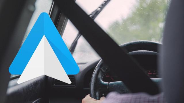 Fotomontaje de un coche conduciendo bajo la lluvia y el icono de Android Auto