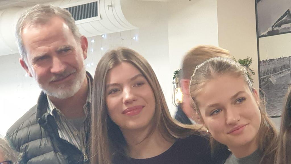 Los reyes Felipe y Letizia, junto a sus hijas, la princesa Leonor y la infanta Sofía, posan junto algunos vecinos, en el restaurante Albufera, en El Palmar (Valencia).