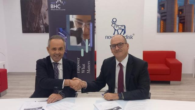 Asier Albizu, presidente de Basque Health Cluster, junto a Gorka Aguirre, gerente de Acceso al Mercado de Novo Nordisk en el País Vasco, durante la firma del acuerdo.