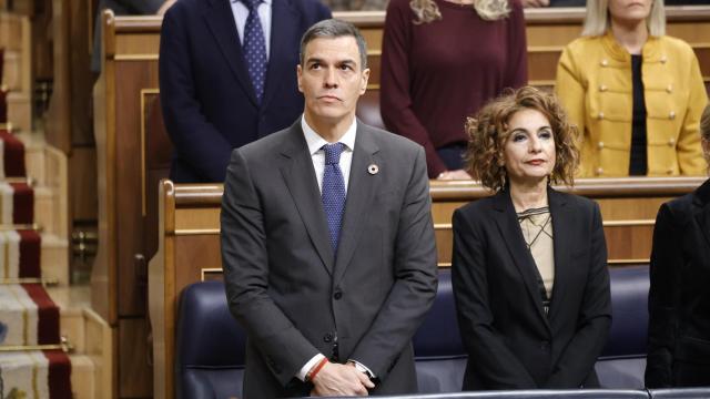 El presidente del Gobierno, Pedro Sánchez y la vicepresidenta primera y ministra de Hacienda, María Jesús Montero, durante la sesión de control al Gobierno en el Congreso de los Diputados el pasado 18 de diciembre.