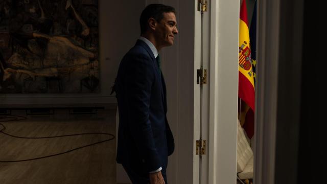 El presidente del Gobierno, Pedro Sánchez, llega a una rueda de prensa posterior a la reunión del Consejo de Ministros, a 23 de diciembre de 2024.