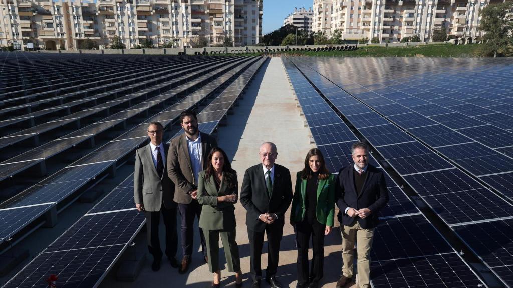 Francisco de la Torre y varios concejales, en la puesta en marcha del parque fotovoltaico.