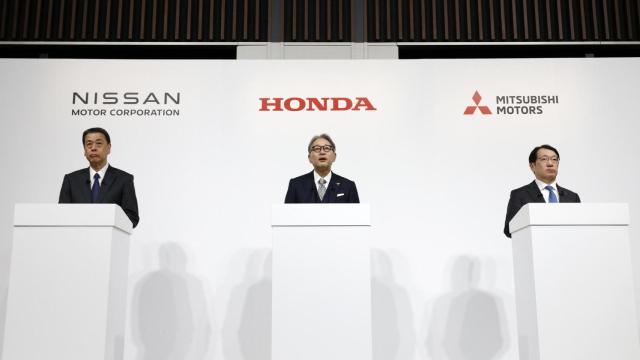 Makoto Uchida (Nissan), Toshihiro Mibe (Honda) y Takao Kato (Mitsubishi) en la rueda de prensa.