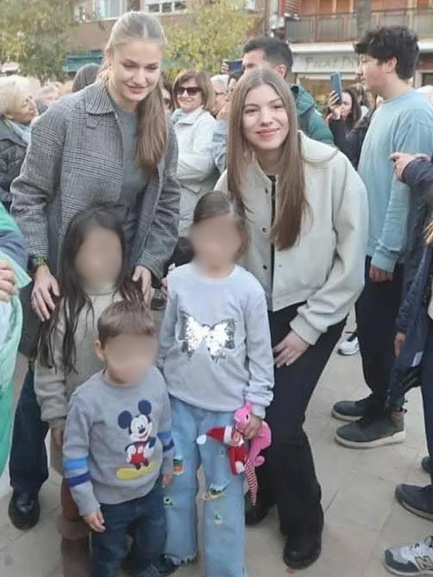 Leonor y Sofía posan con unos niños en Catarroja.