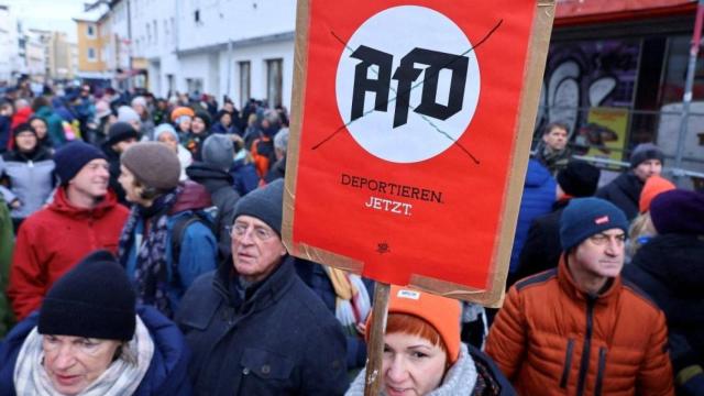 Un cartel reza Deporten a la AfD ahora, durante una protesta contra el racismo y la propuesta de Alternativa para Alemania (AfD) de deportar extranjeros, en Bonn, Alemania. |