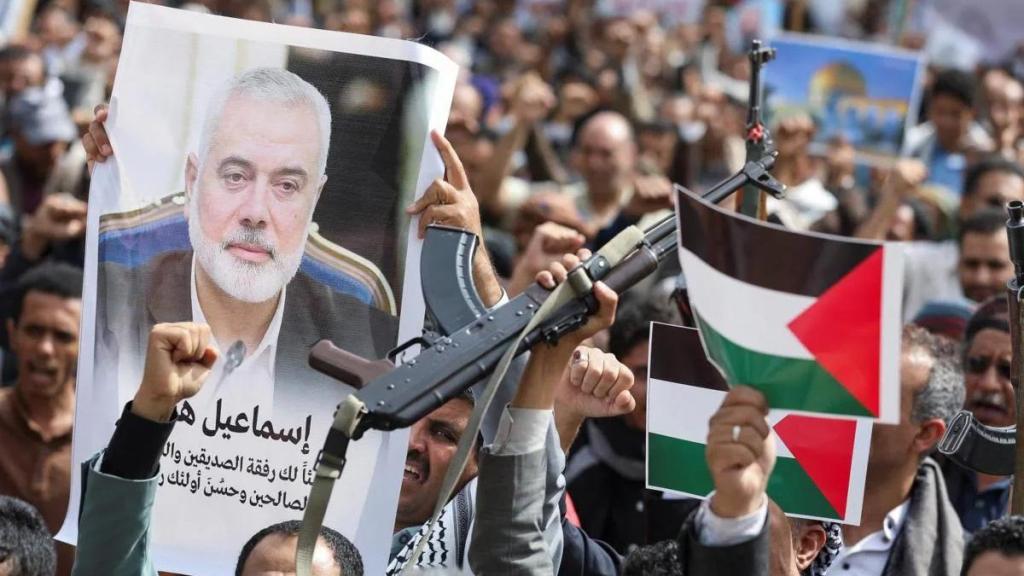 Un manifestante sostiene un cartel del asesinado Haniyeh durante una protesta en la capital de Yemen.